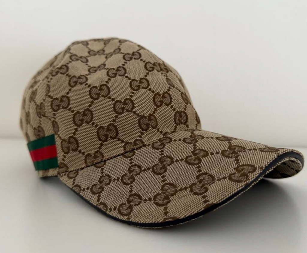 Casquette Gucci motif GG couleur beige.