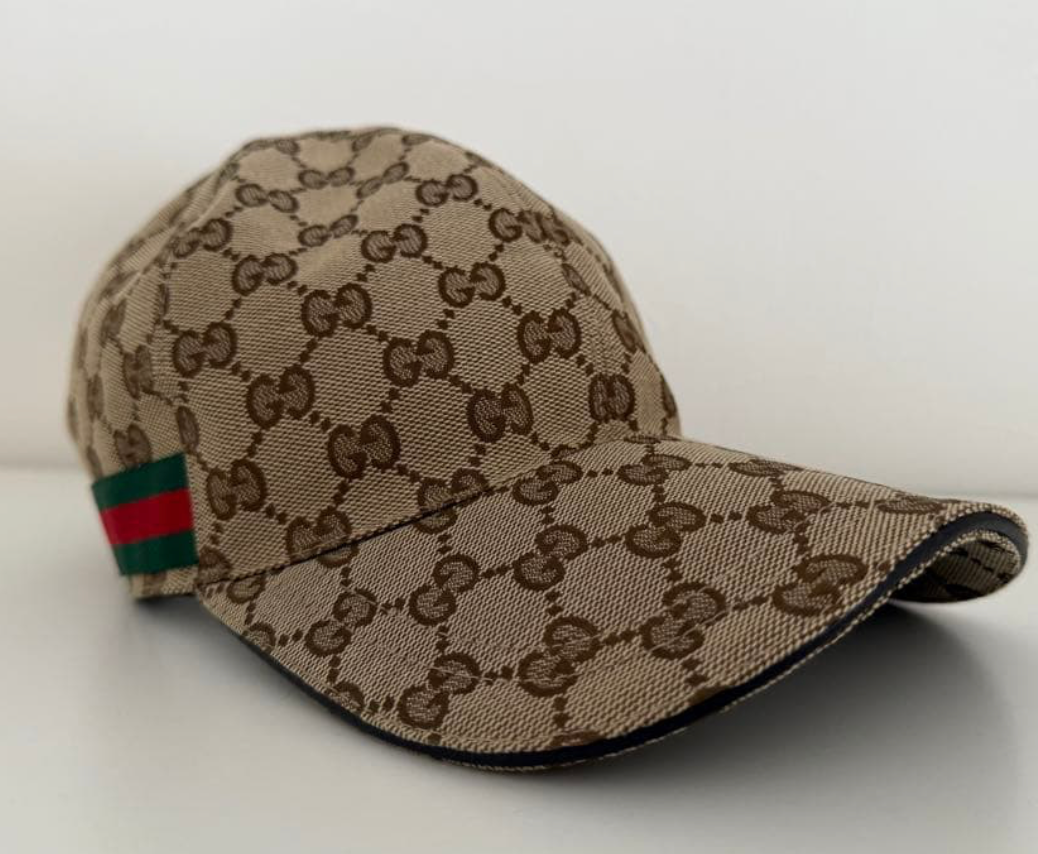 Casquette Gucci motif GG couleur beige.