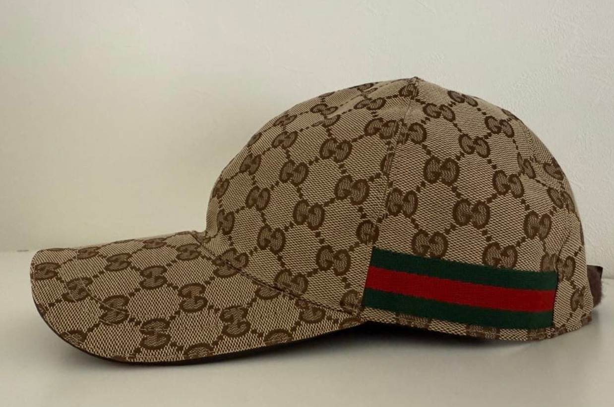 Casquette Gucci motif GG couleur beige.