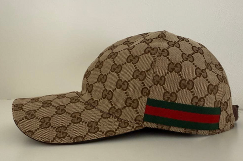 Casquette Gucci motif GG couleur beige.