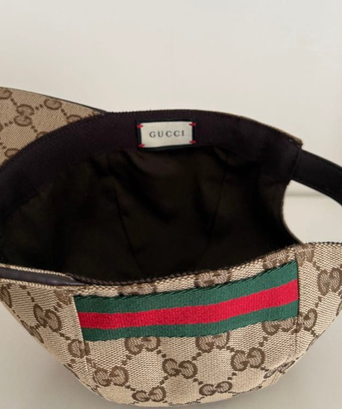 Casquette Gucci motif GG couleur beige.
