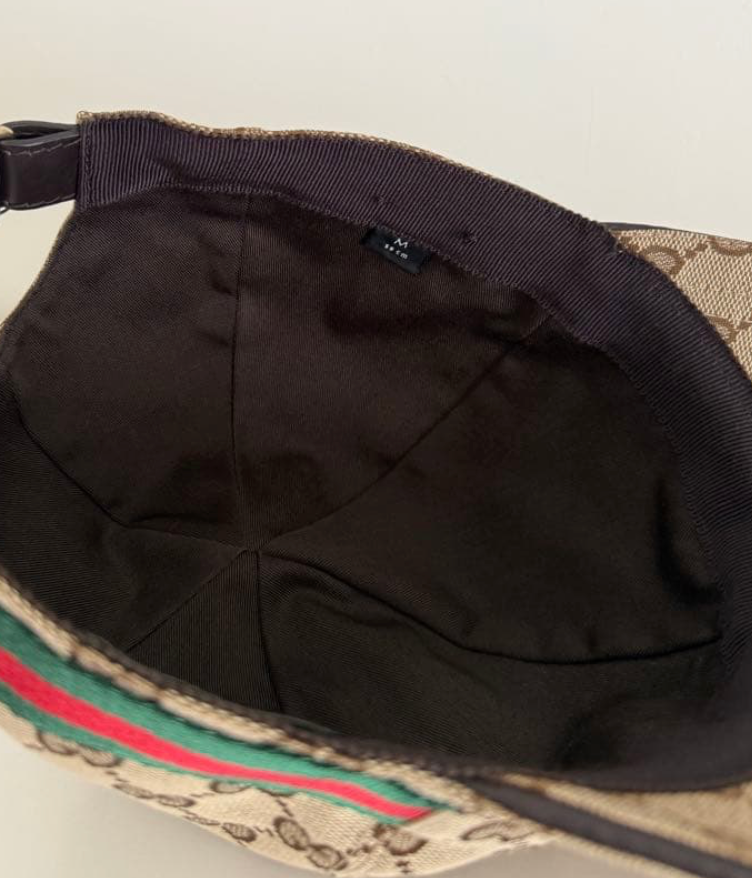 Casquette Gucci motif GG couleur beige.