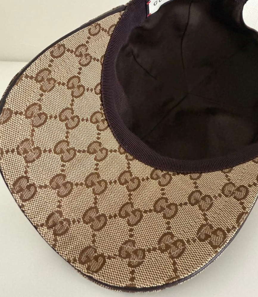 Casquette Gucci motif GG couleur beige.
