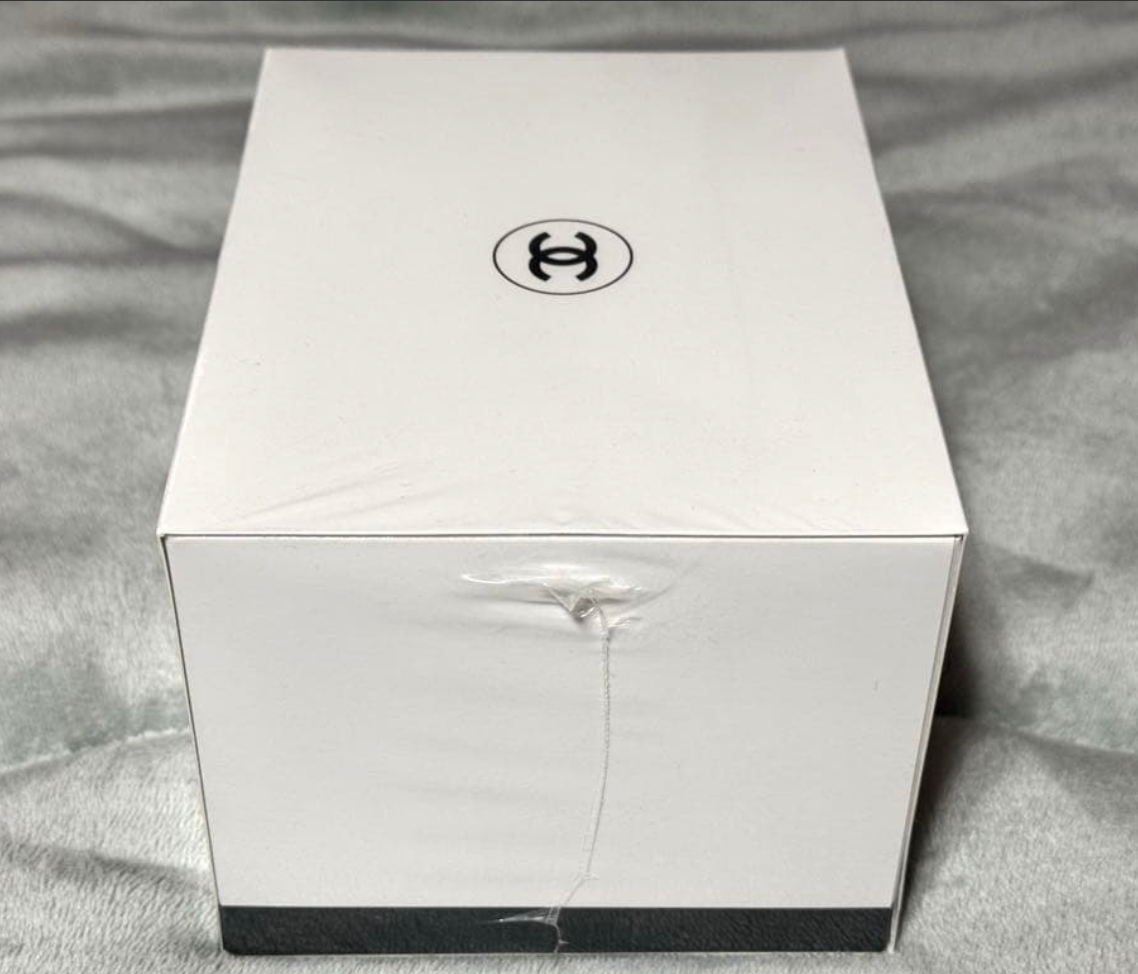 Boîte de 100 cotons CHANEL neufs