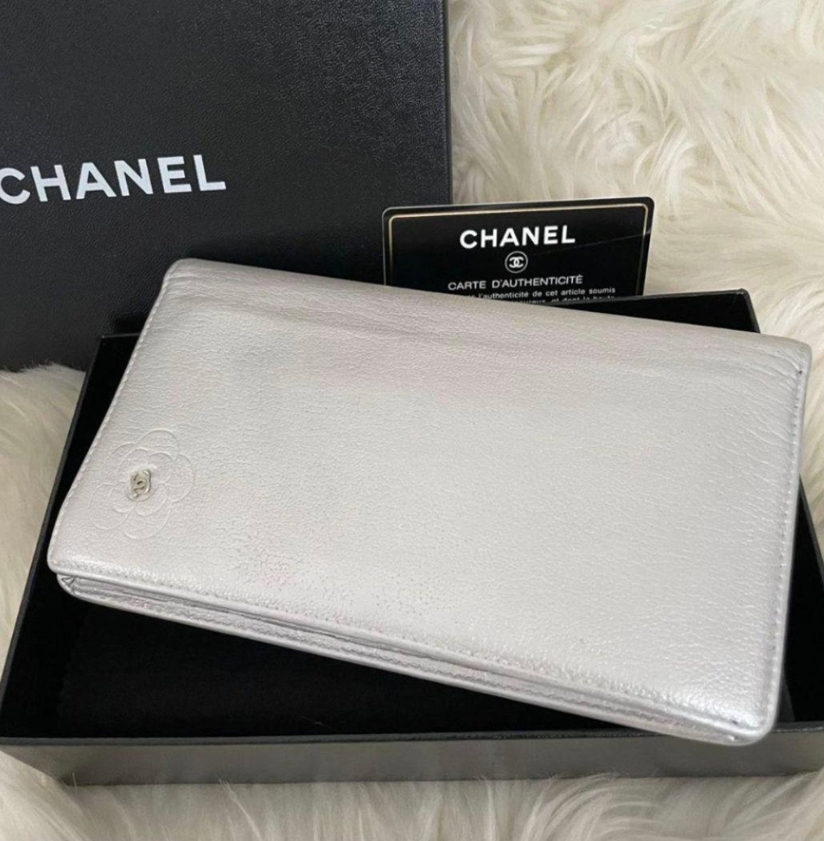 Portefeuille Chanel Coco Camélia Argent – CC Logo avec Carte d’Authenticité