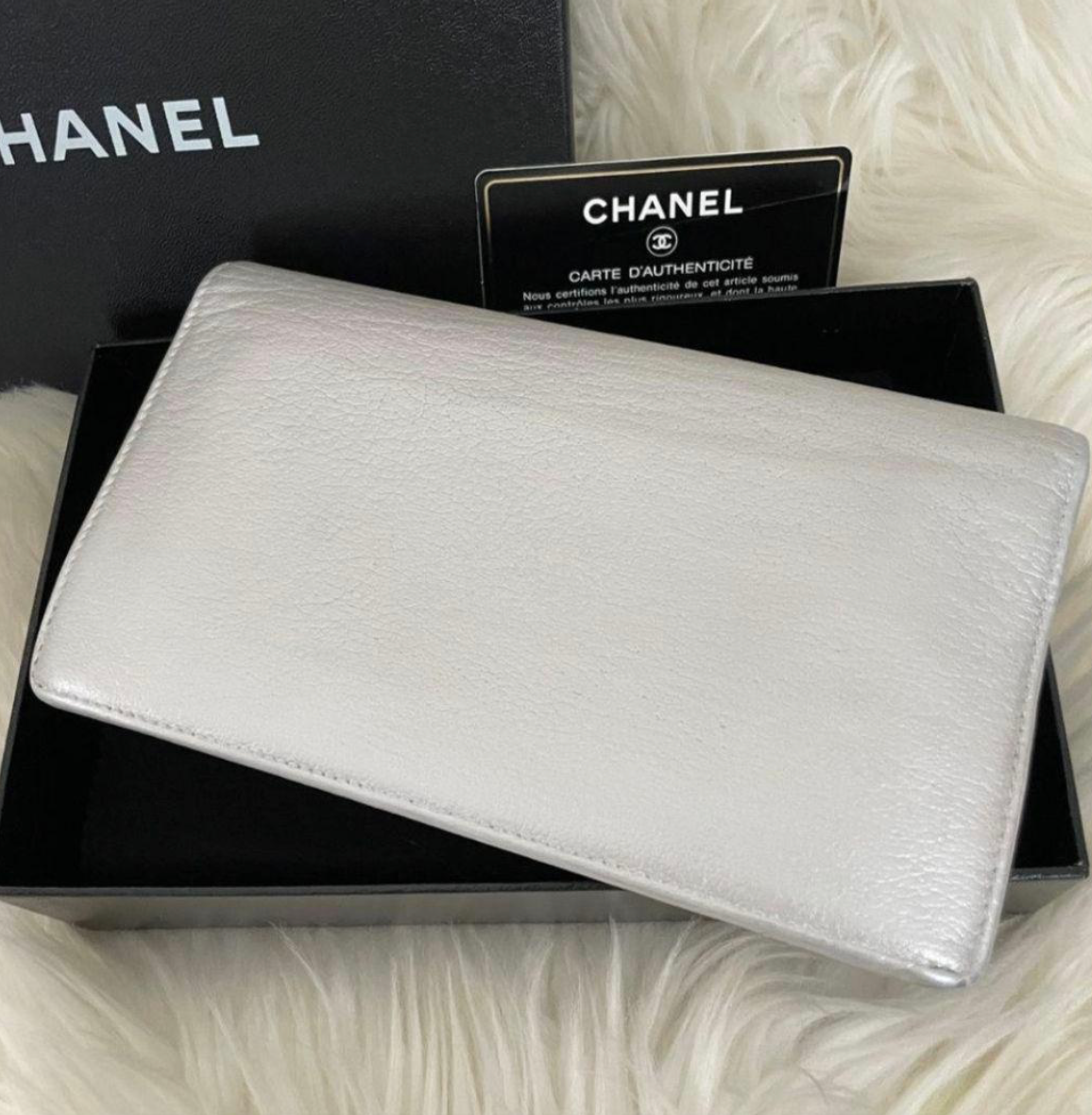 Portefeuille Chanel Coco Camélia Argent – CC Logo avec Carte d’Authenticité