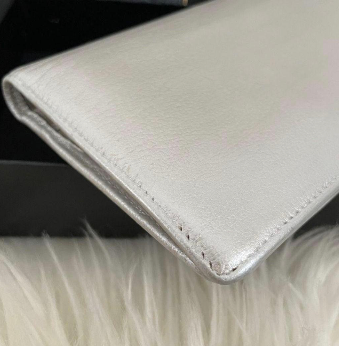 Portefeuille Chanel Coco Camélia Argent – CC Logo avec Carte d’Authenticité