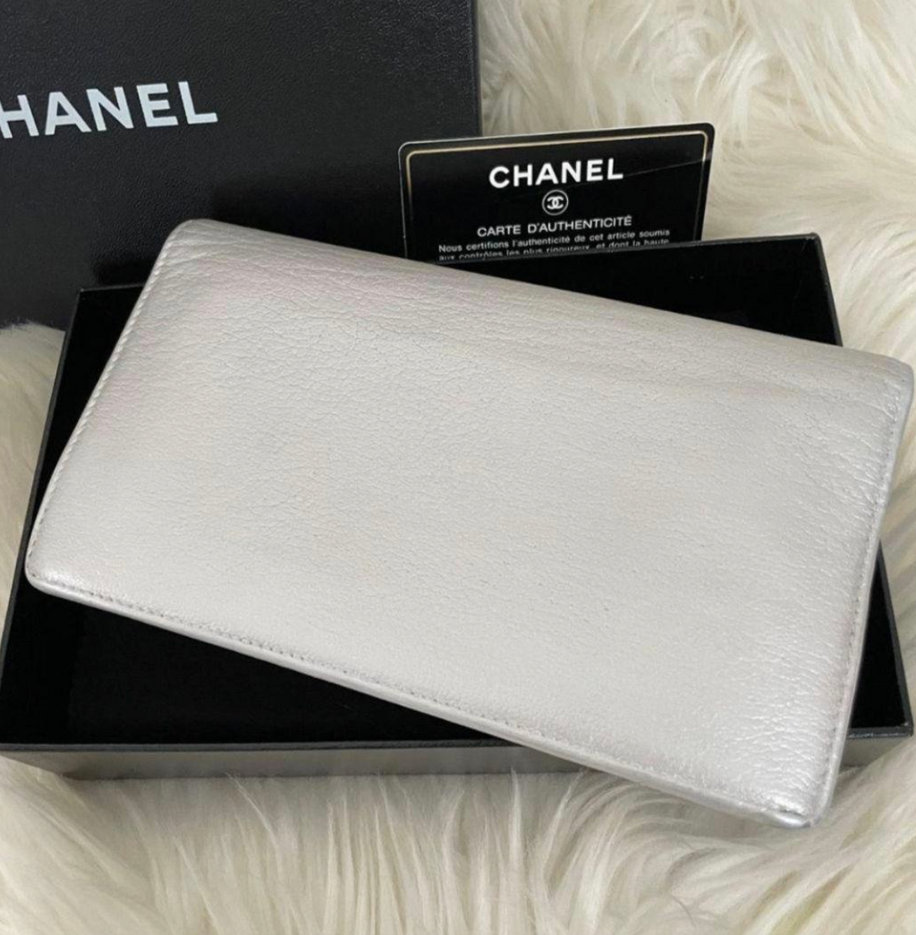 Portefeuille Chanel Coco Camélia Argent – CC Logo avec Carte d’Authenticité