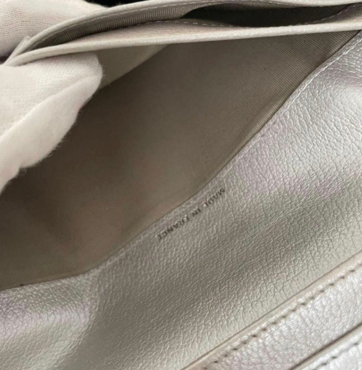 Portefeuille Chanel Coco Camélia Argent – CC Logo avec Carte d’Authenticité