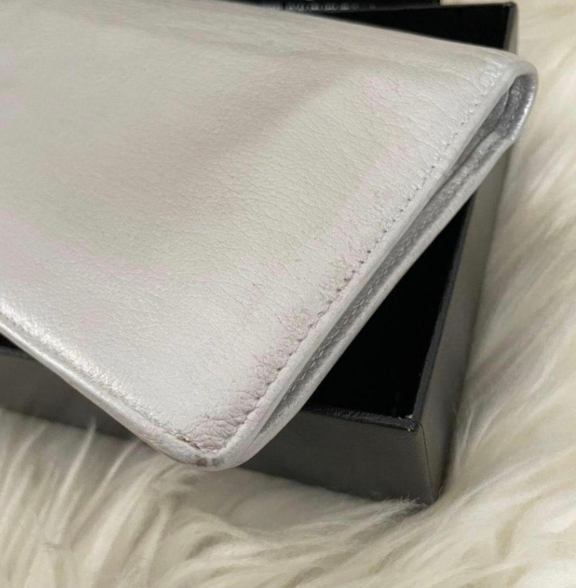 Portefeuille Chanel Coco Camélia Argent – CC Logo avec Carte d’Authenticité
