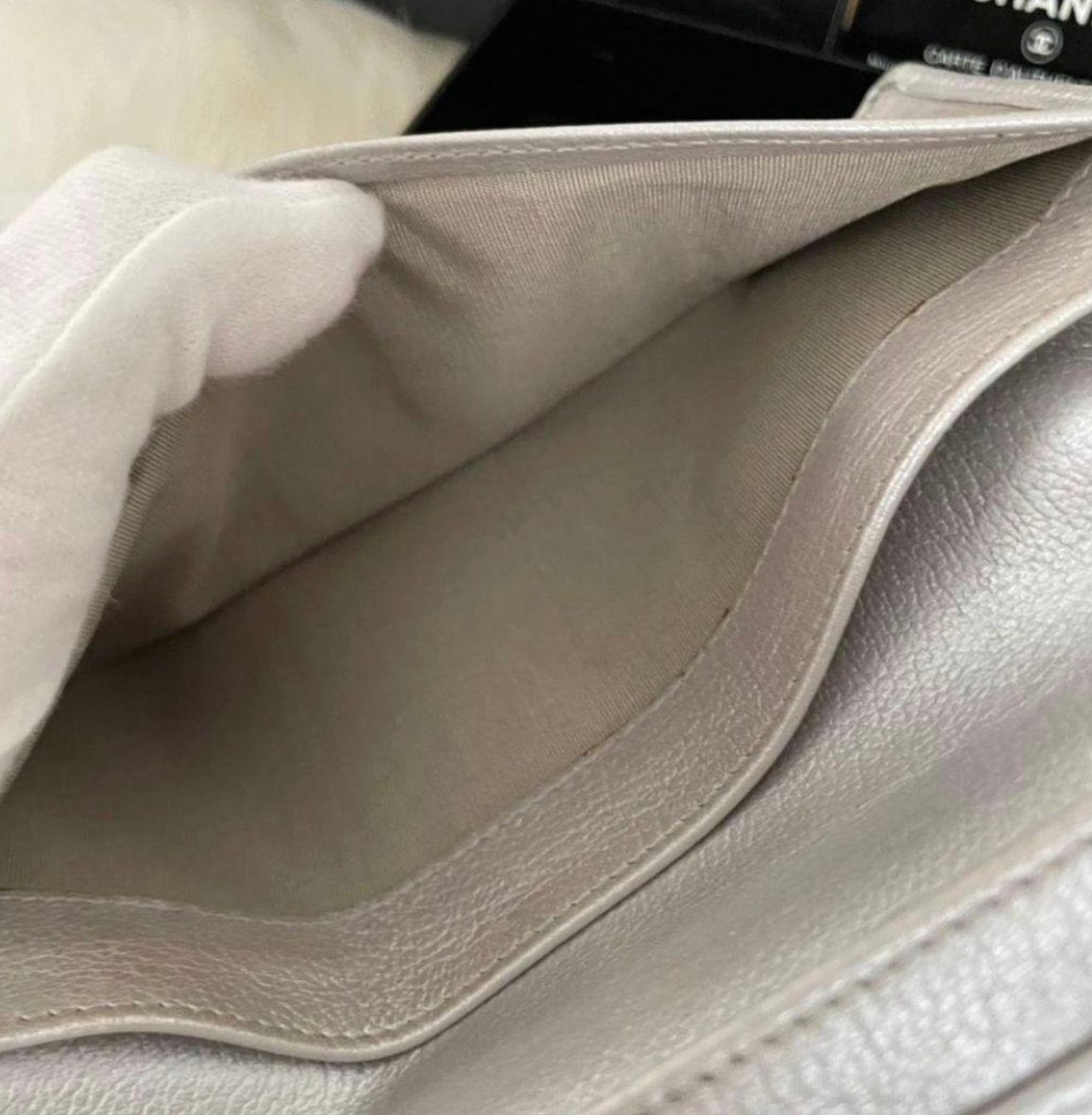 Portefeuille Chanel Coco Camélia Argent – CC Logo avec Carte d’Authenticité