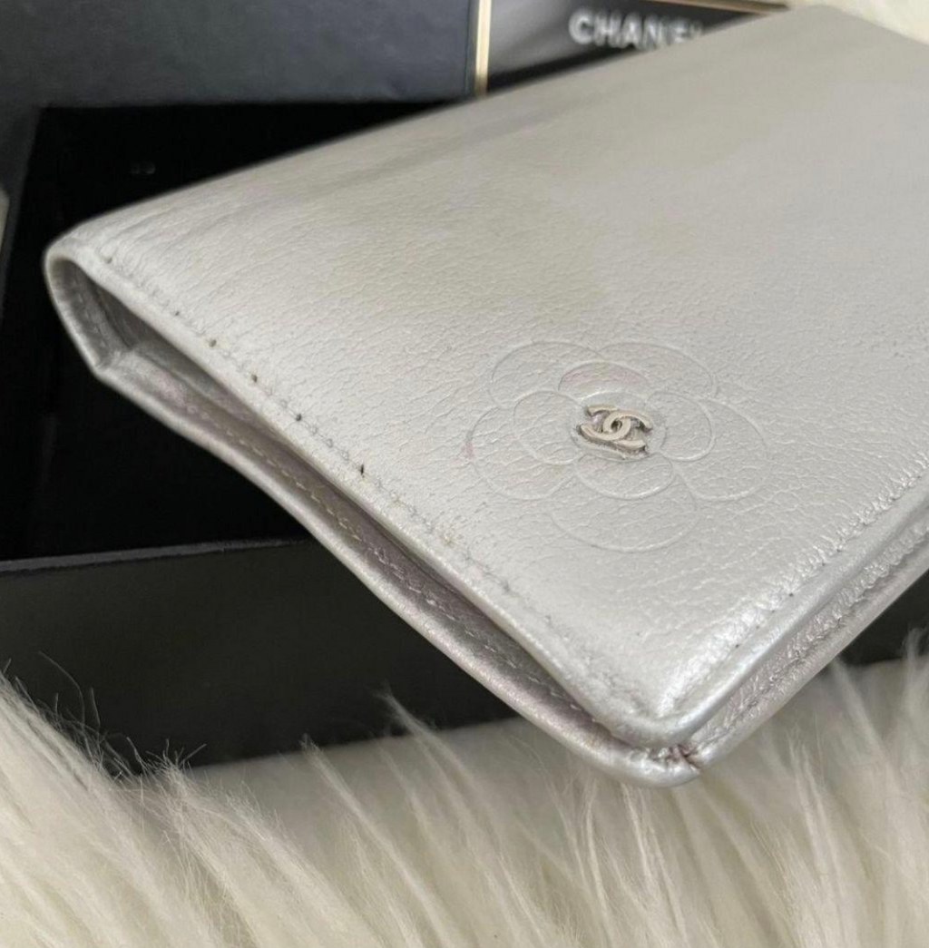 Portefeuille Chanel Coco Camélia Argent – CC Logo avec Carte d’Authenticité