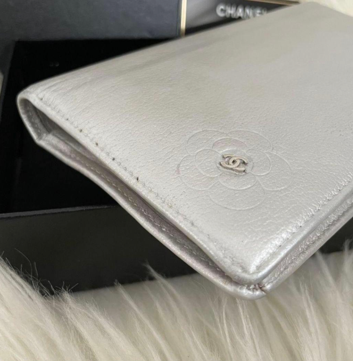 Portefeuille Chanel Coco Camélia Argent – CC Logo avec Carte d’Authenticité