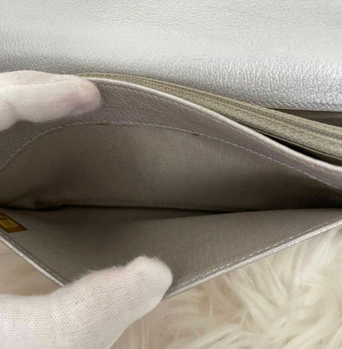 Portefeuille Chanel Coco Camélia Argent – CC Logo avec Carte d’Authenticité