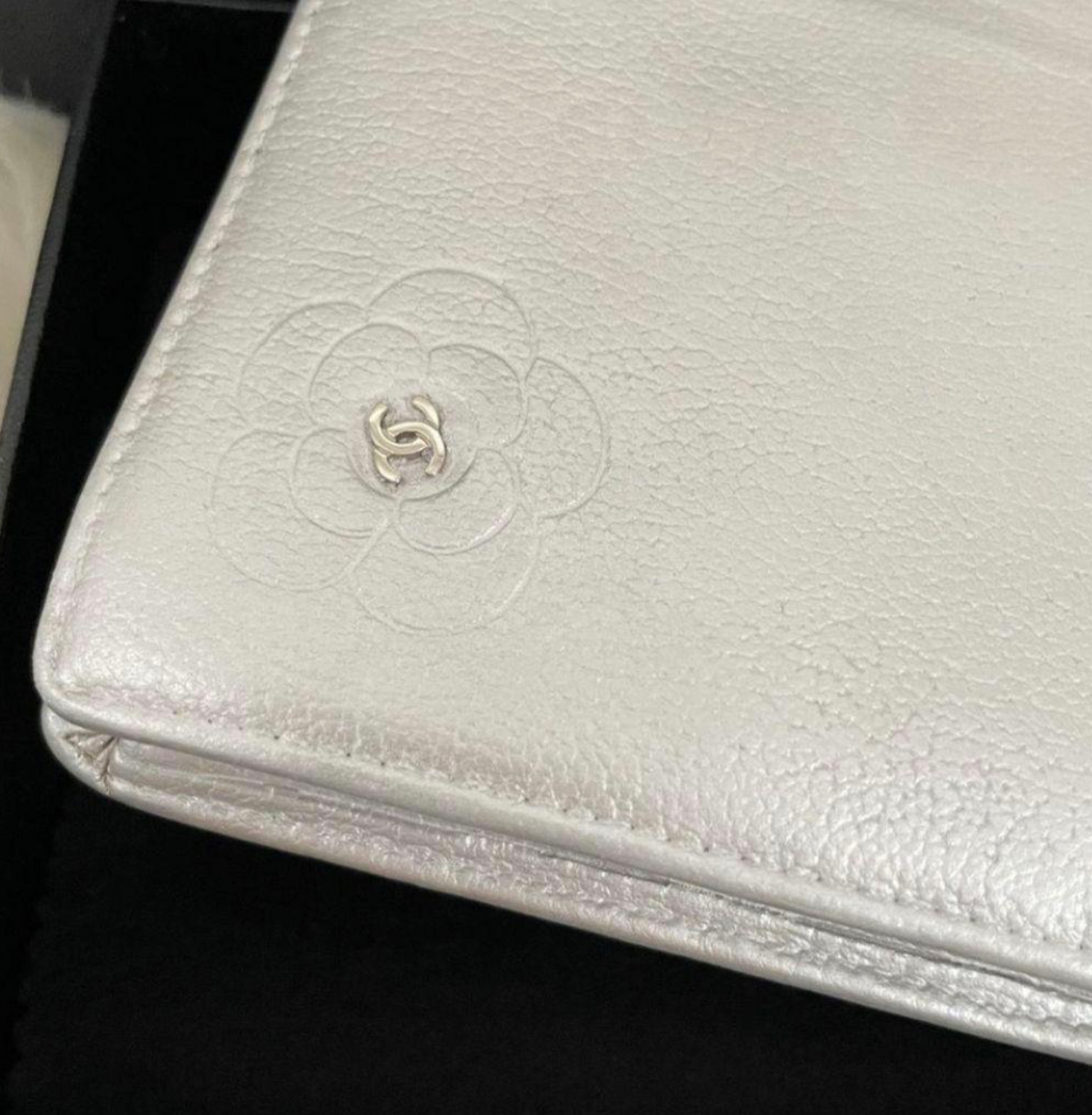 Portefeuille Chanel Coco Camélia Argent – CC Logo avec Carte d’Authenticité