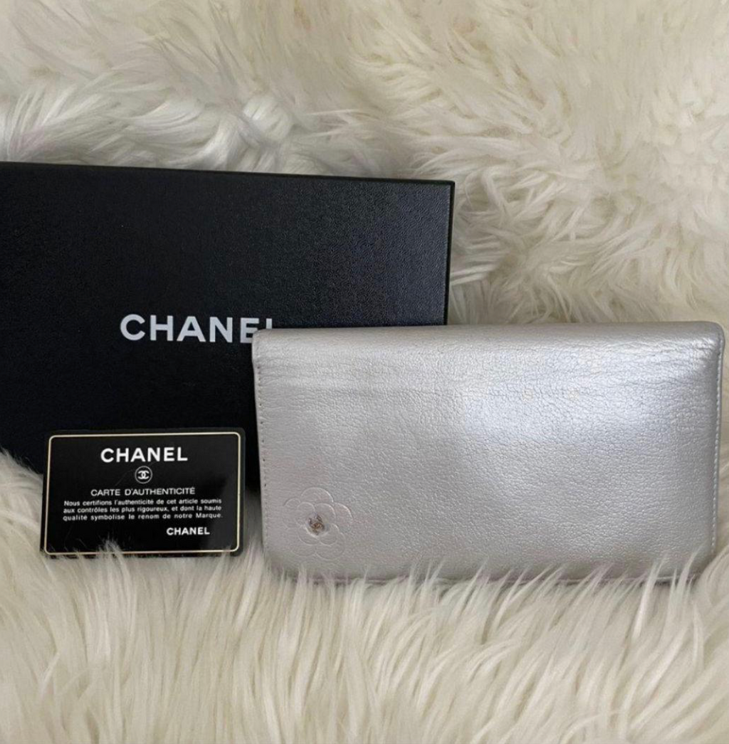 Portefeuille Chanel Coco Camélia Argent – CC Logo avec Carte d’Authenticité