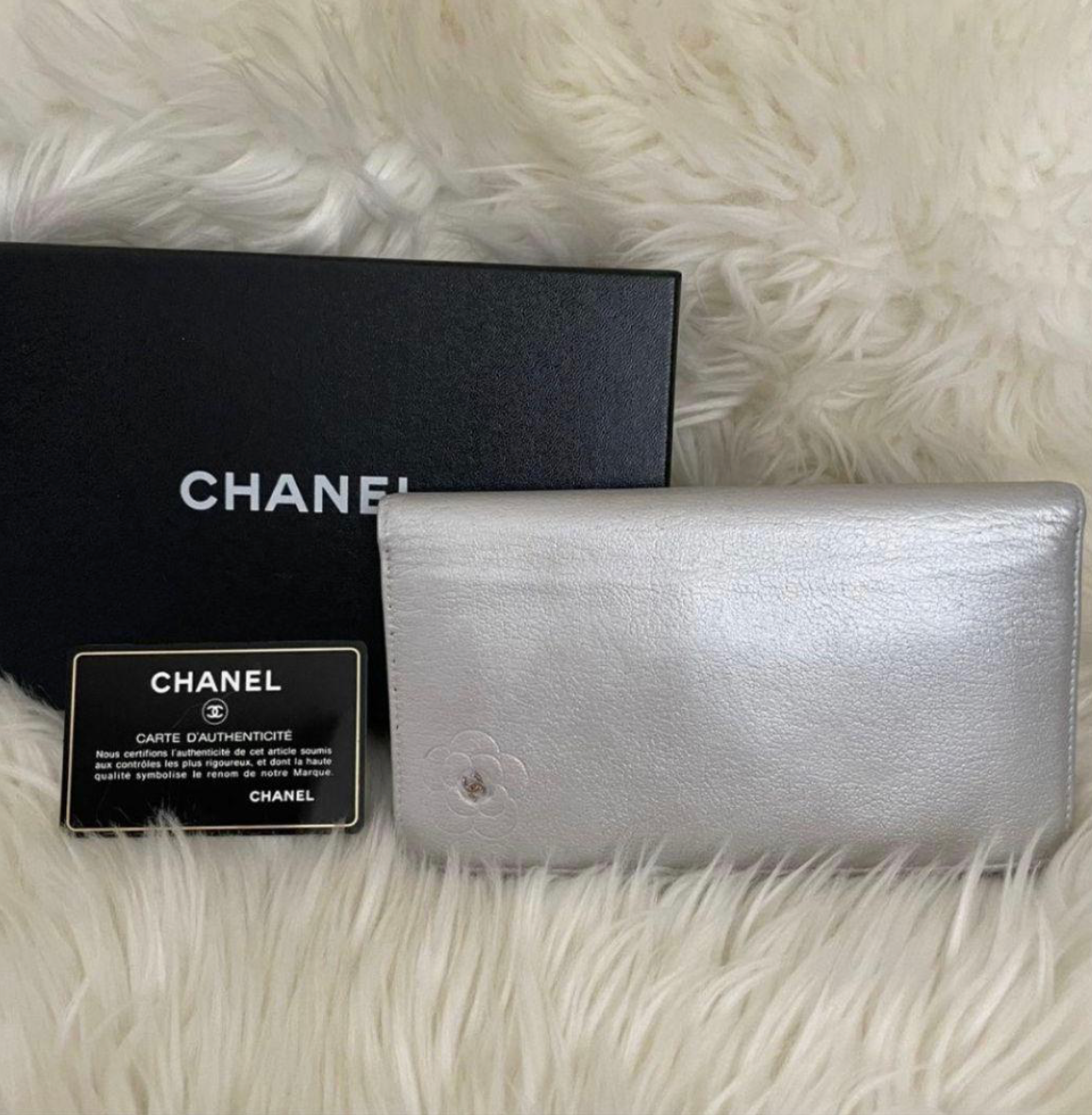 Portefeuille Chanel Coco Camélia Argent – CC Logo avec Carte d’Authenticité