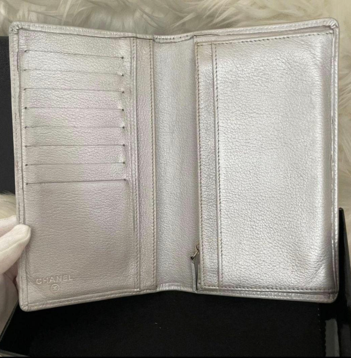 Portefeuille Chanel Coco Camélia Argent – CC Logo avec Carte d’Authenticité