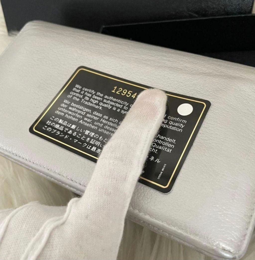 Portefeuille Chanel Coco Camélia Argent – CC Logo avec Carte d’Authenticité