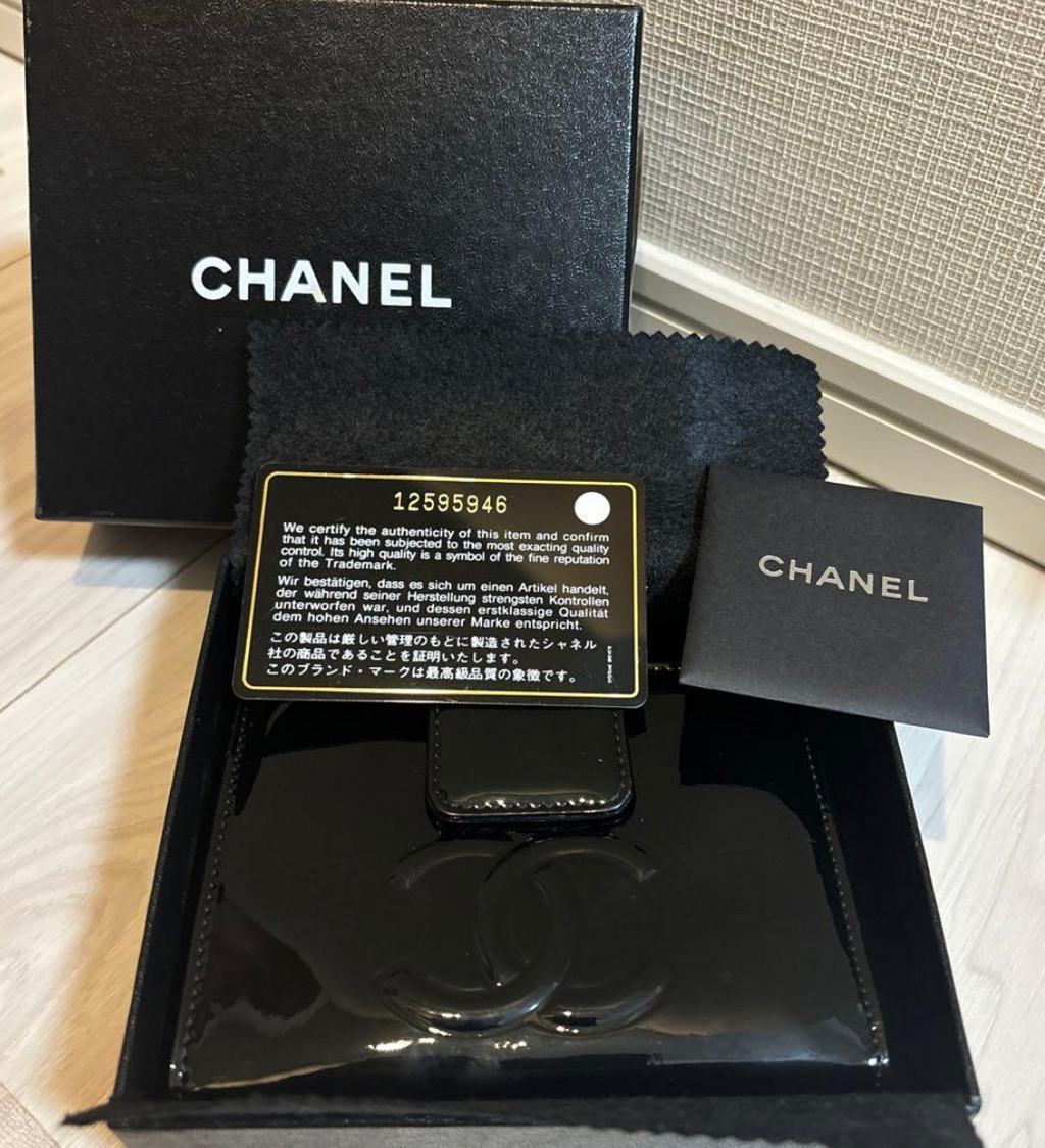 Portefeuille Chanel Camélia Noir – Cuir Verni avec Carte d’Authenticité