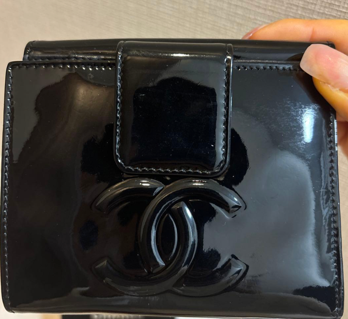 Portefeuille Chanel Camélia Noir – Cuir Verni avec Carte d’Authenticité