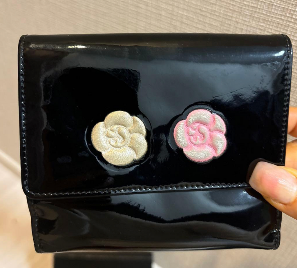 Portefeuille Chanel Camélia Noir – Cuir Verni avec Carte d’Authenticité