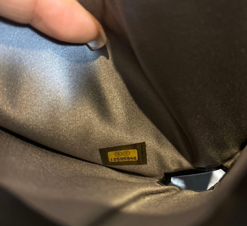 Portefeuille Chanel Camélia Noir – Cuir Verni avec Carte d’Authenticité