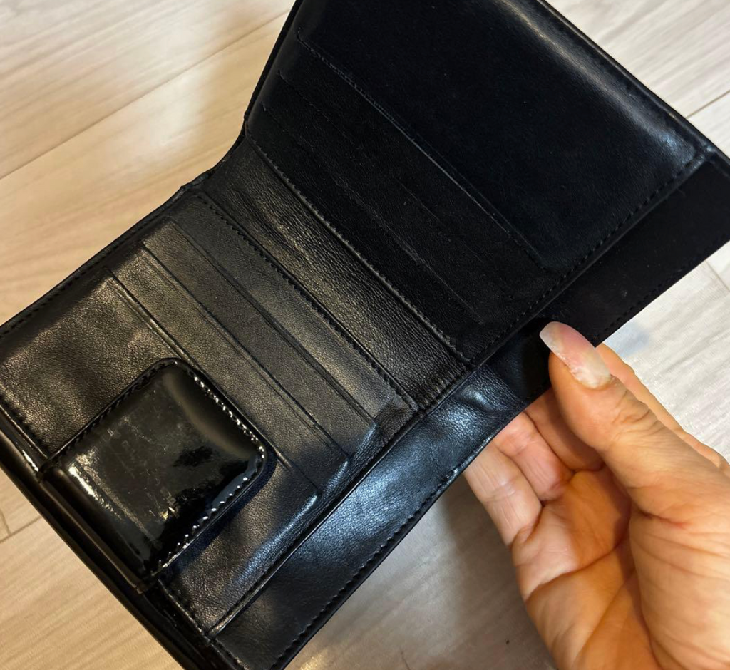 Portefeuille Chanel Camélia Noir – Cuir Verni avec Carte d’Authenticité