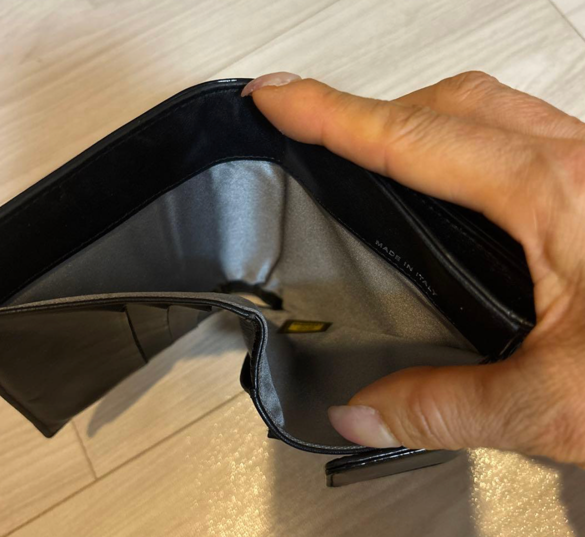 Portefeuille Chanel Camélia Noir – Cuir Verni avec Carte d’Authenticité