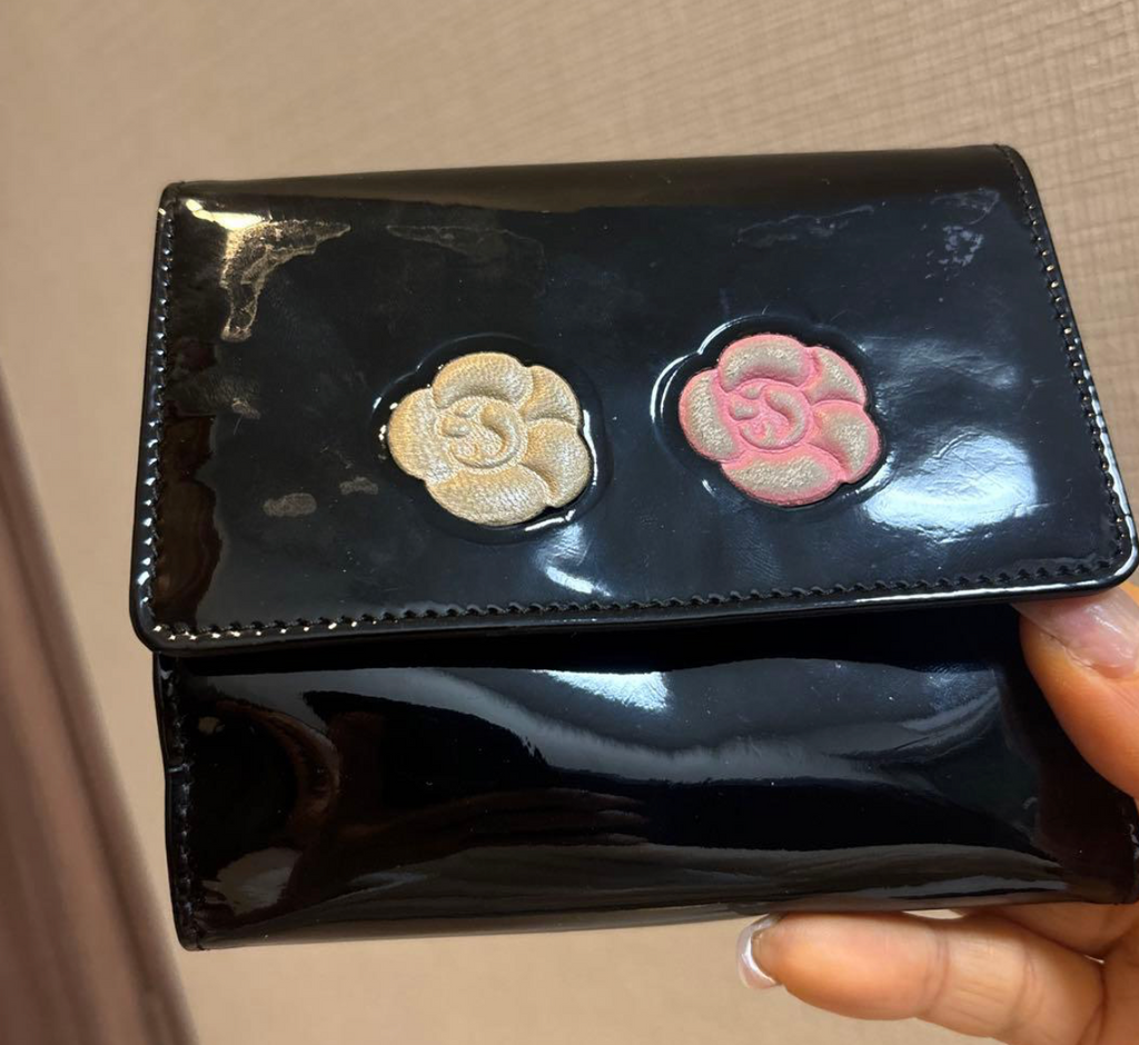 Portefeuille Chanel Camélia Noir – Cuir Verni avec Carte d’Authenticité
