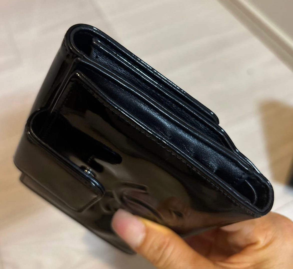 Portefeuille Chanel Camélia Noir – Cuir Verni avec Carte d’Authenticité