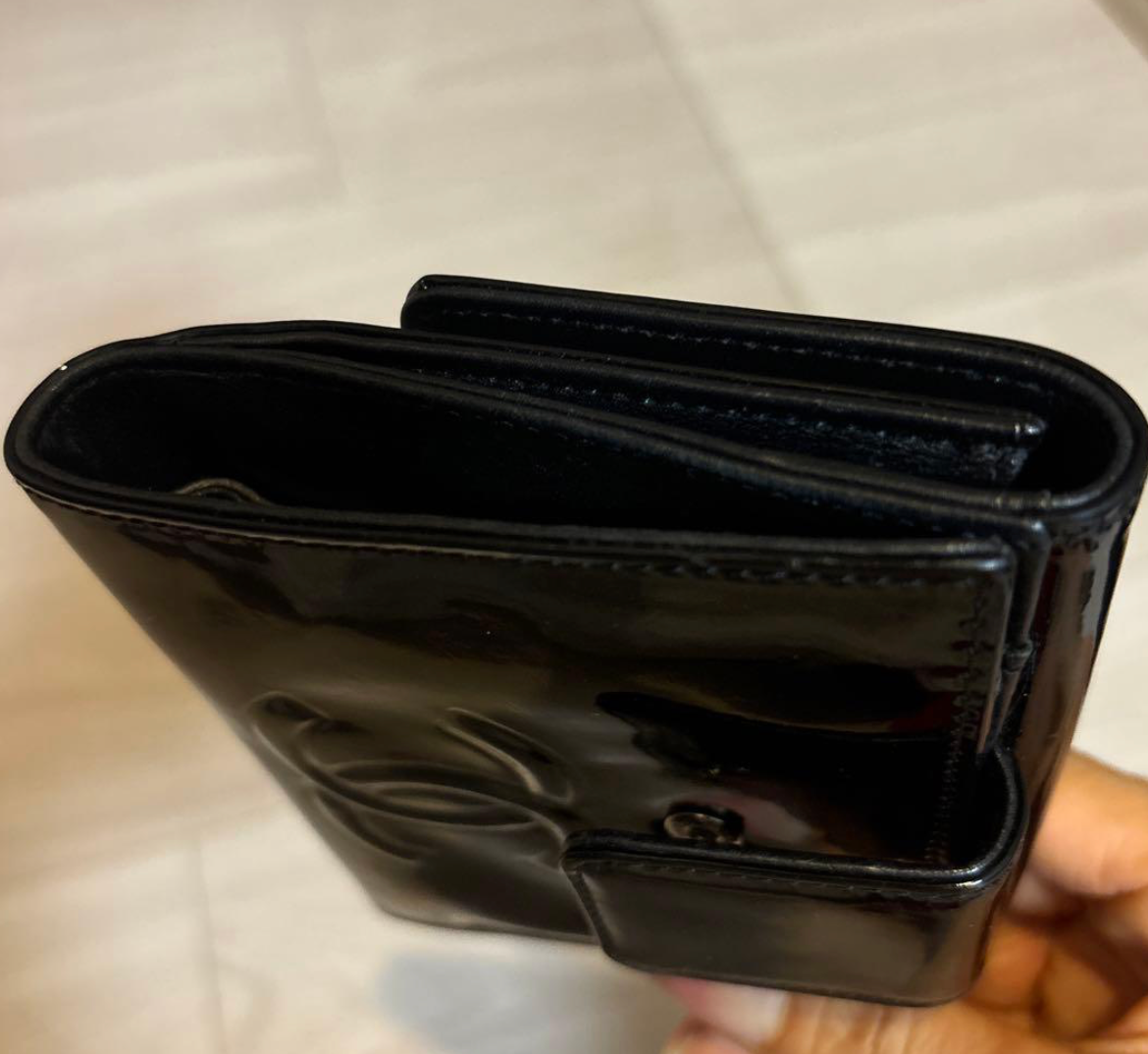 Portefeuille Chanel Camélia Noir – Cuir Verni avec Carte d’Authenticité