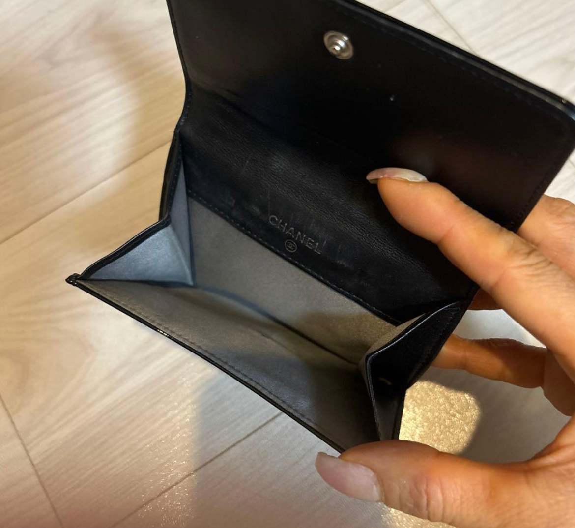 Portefeuille Chanel Camélia Noir – Cuir Verni avec Carte d’Authenticité