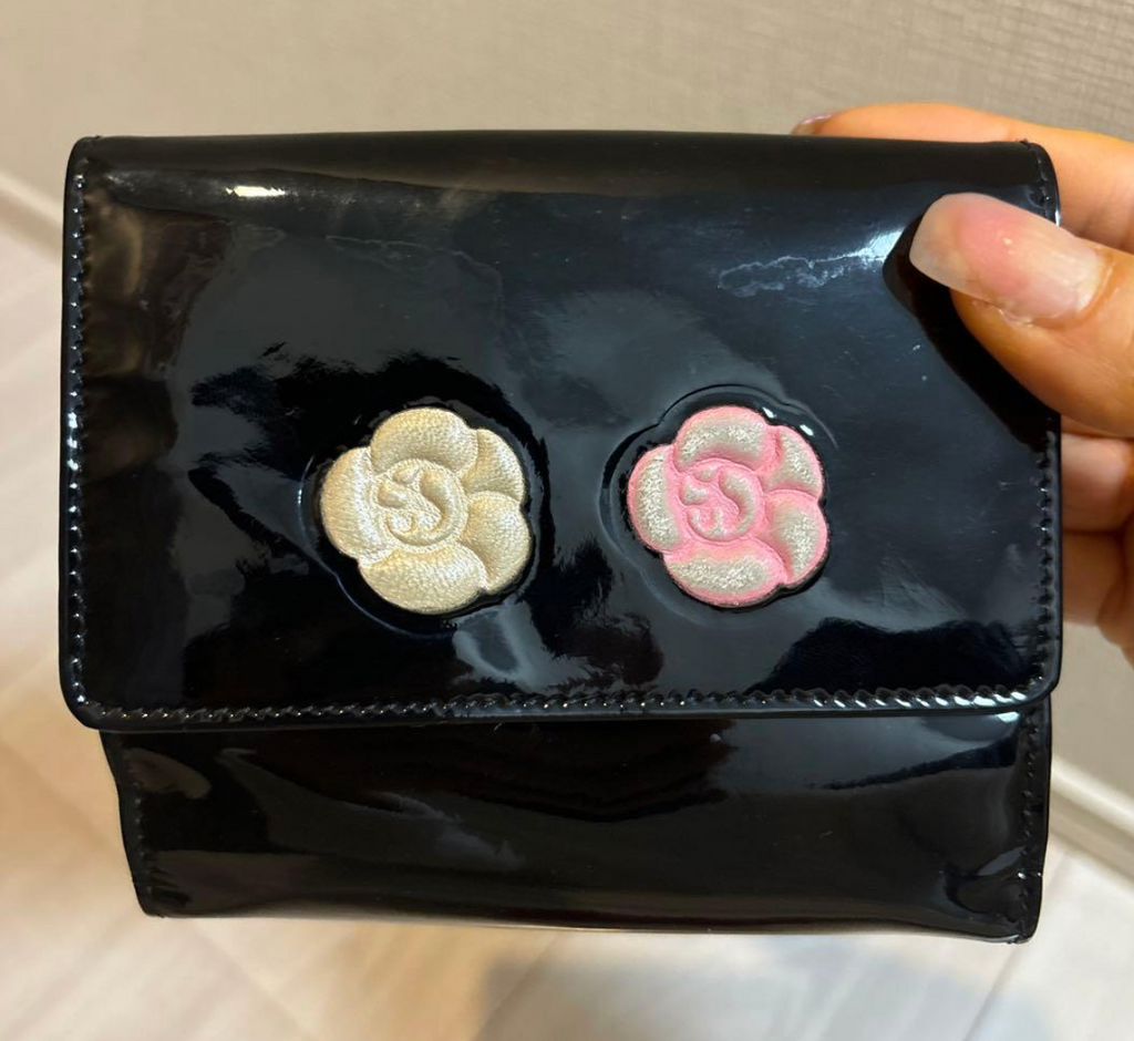 Portefeuille Chanel Camélia Noir – Cuir Verni avec Carte d’Authenticité