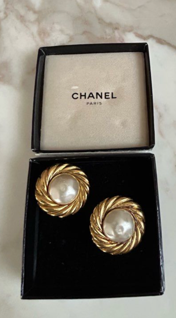 Boucles d’Oreilles Chanel Camélia Vintage – Perles & Or