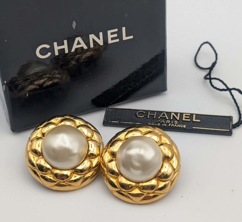 Boucles d’Oreilles Chanel Camélia Vintage – Perles & Or