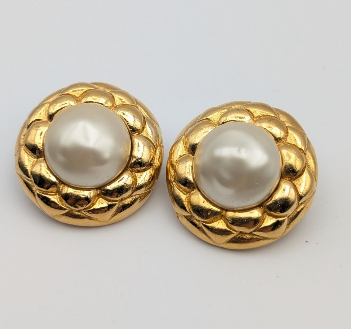 Boucles d’Oreilles Chanel Camélia Vintage – Perles & Or
