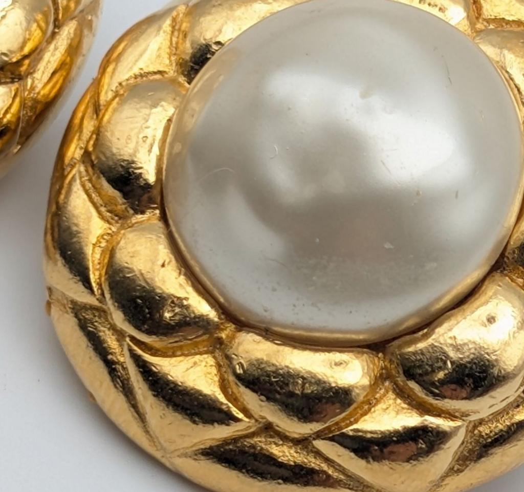 Boucles d’Oreilles Chanel Camélia Vintage – Perles & Or