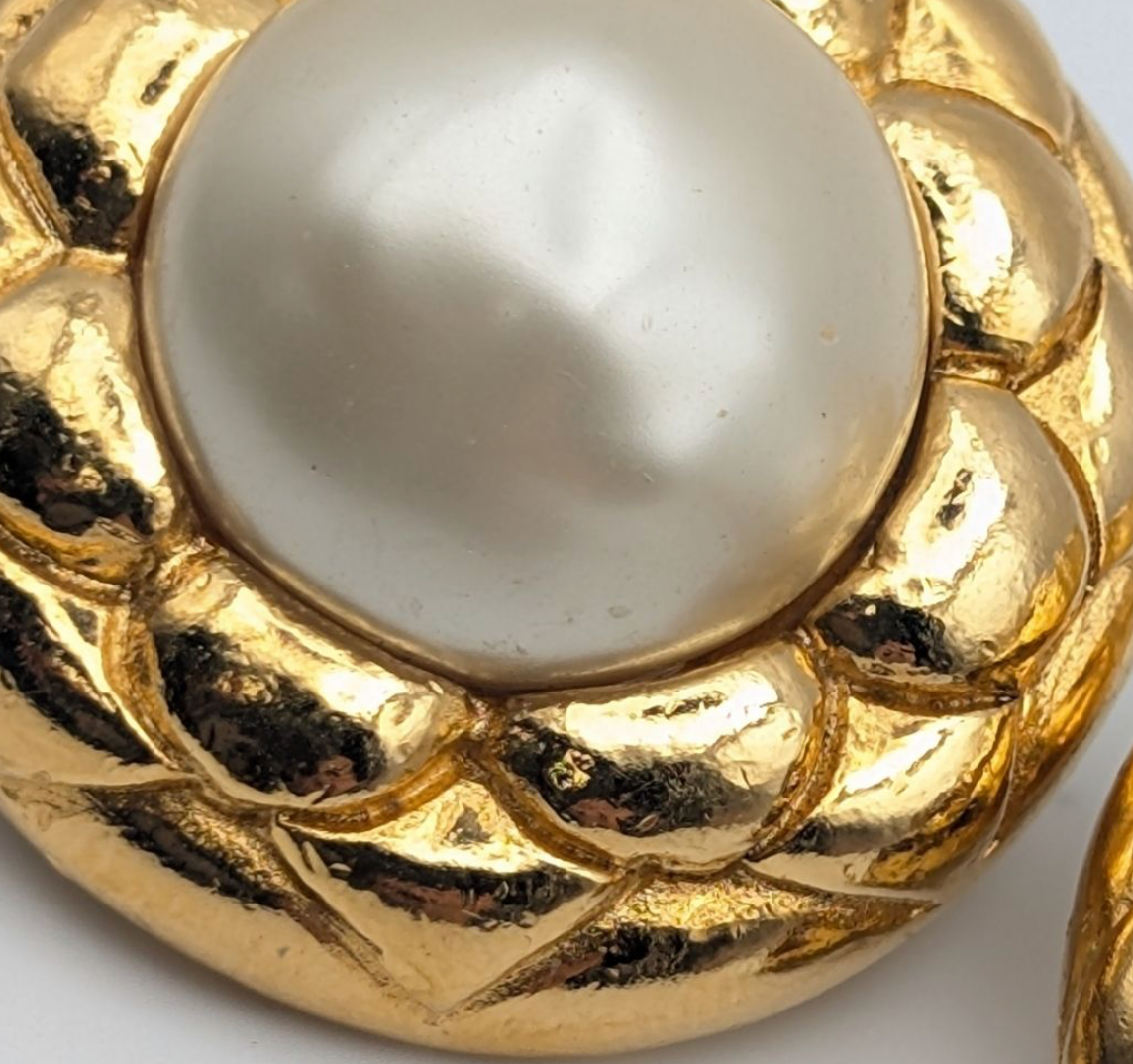 Boucles d’Oreilles Chanel Camélia Vintage – Perles & Or