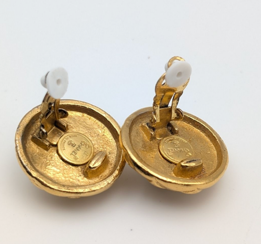 Boucles d’Oreilles Chanel Camélia Vintage – Perles & Or