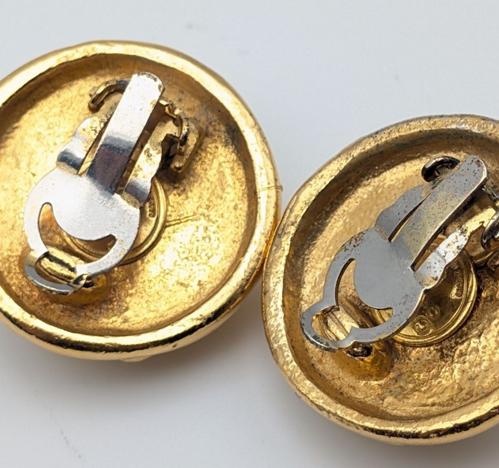 Boucles d’Oreilles Chanel Camélia Vintage – Perles & Or