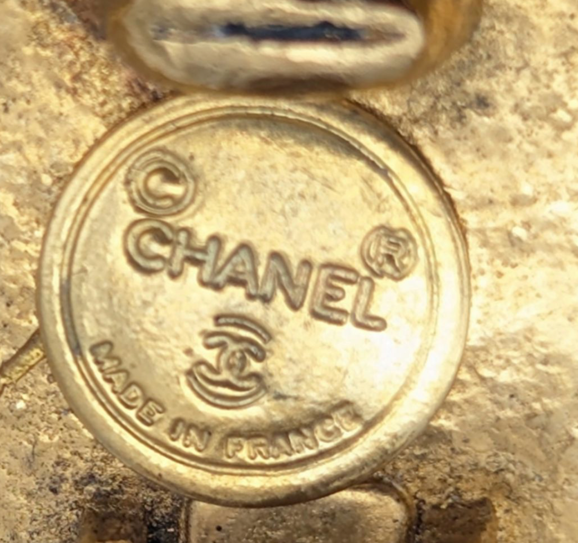 Boucles d’Oreilles Chanel Camélia Vintage – Perles & Or