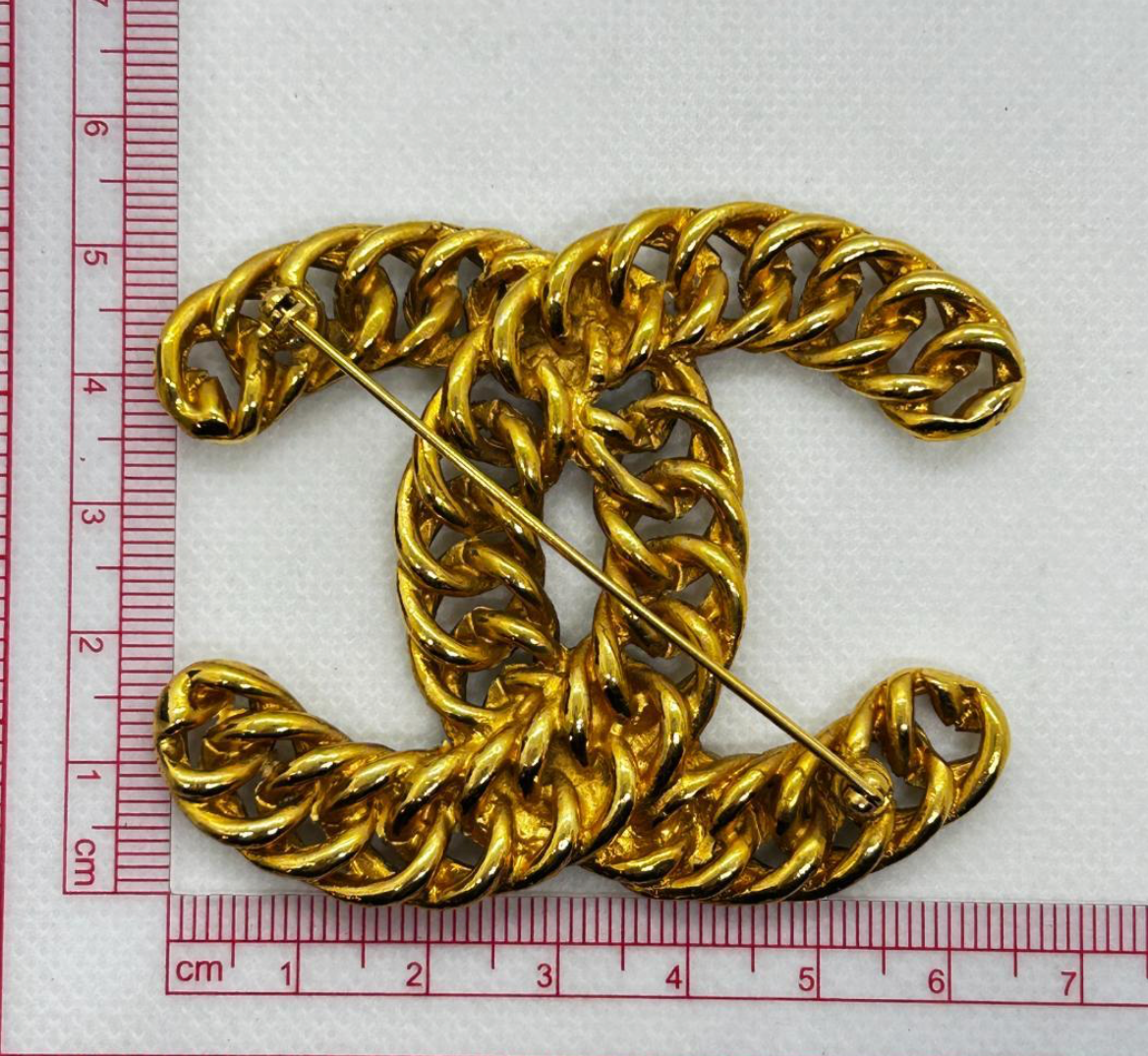 Broche Chanel Coco Mark Chaîne – Logo CC Oversize