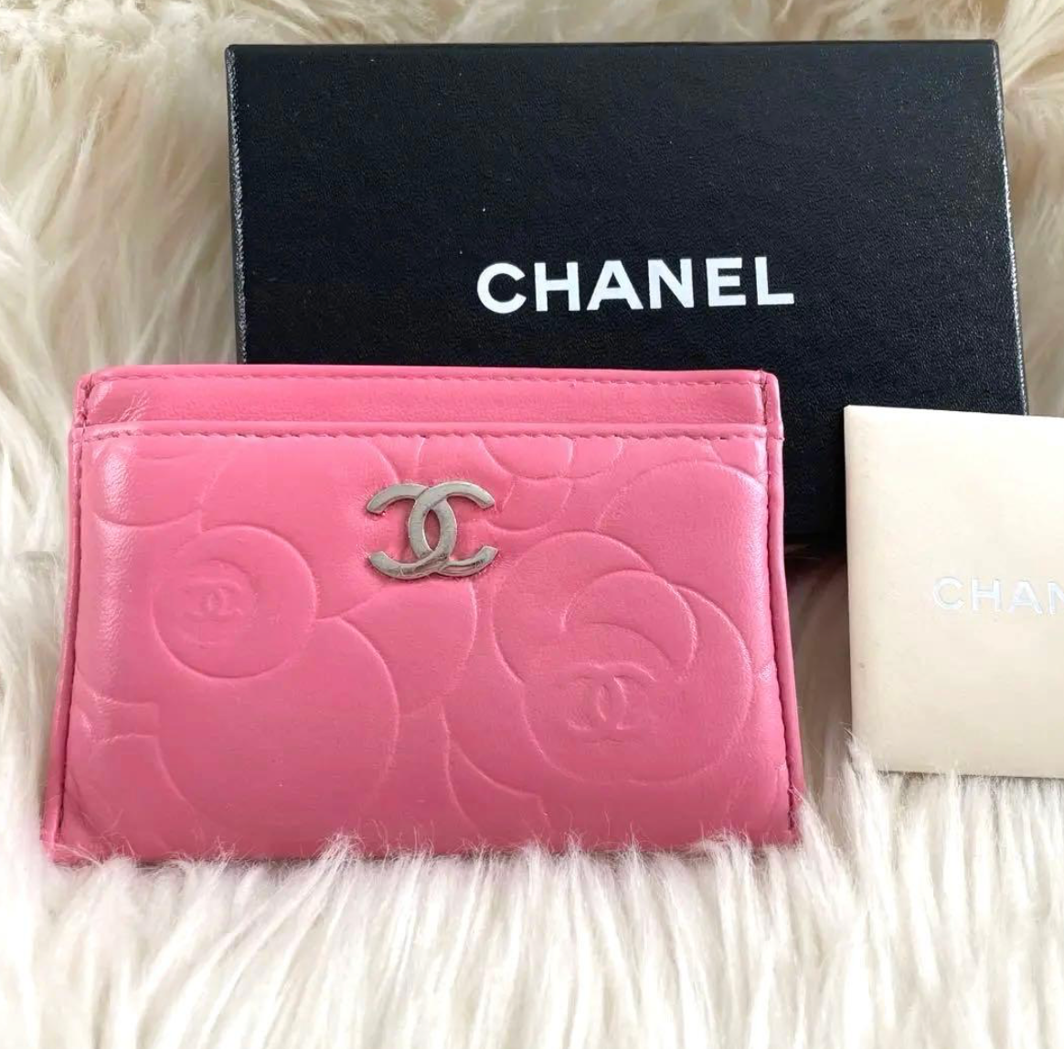 Chanel – Porte-cartes / portefeuille – Camélia – Rose – Coco Mark