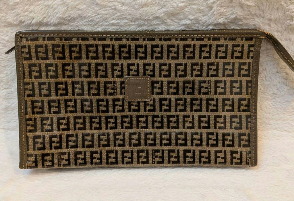 FENDI – Pochette Clutch Zuccino Vintage (Brown)