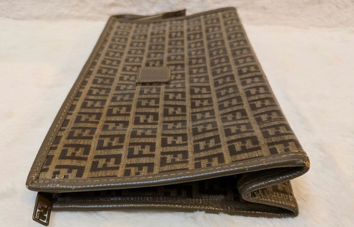 FENDI – Pochette Clutch Zuccino Vintage (Brown)