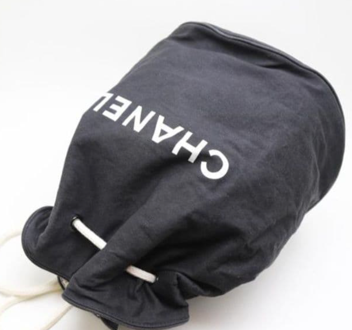 CHANEL – Sac Piscine Drawstring Canvas Noir
