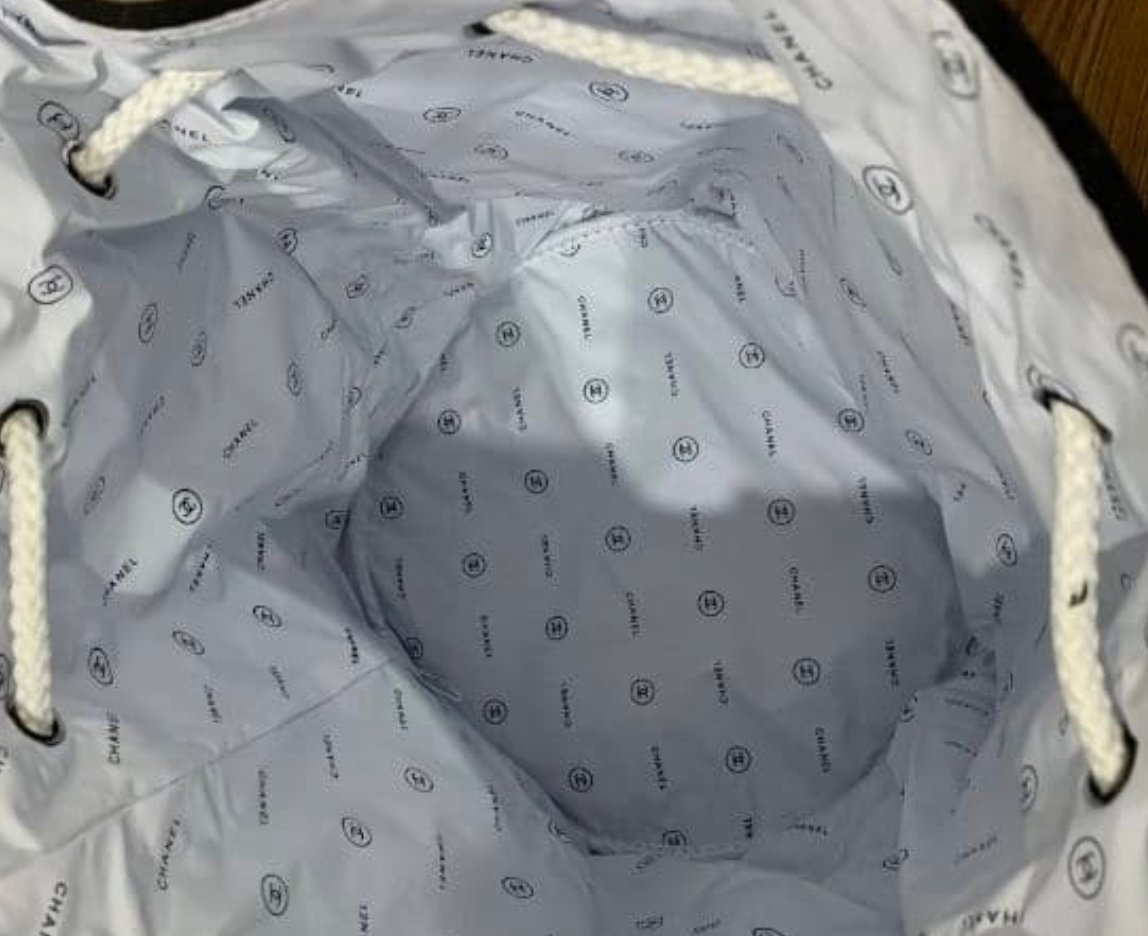 CHANEL – Sac Piscine Drawstring Canvas Noir
