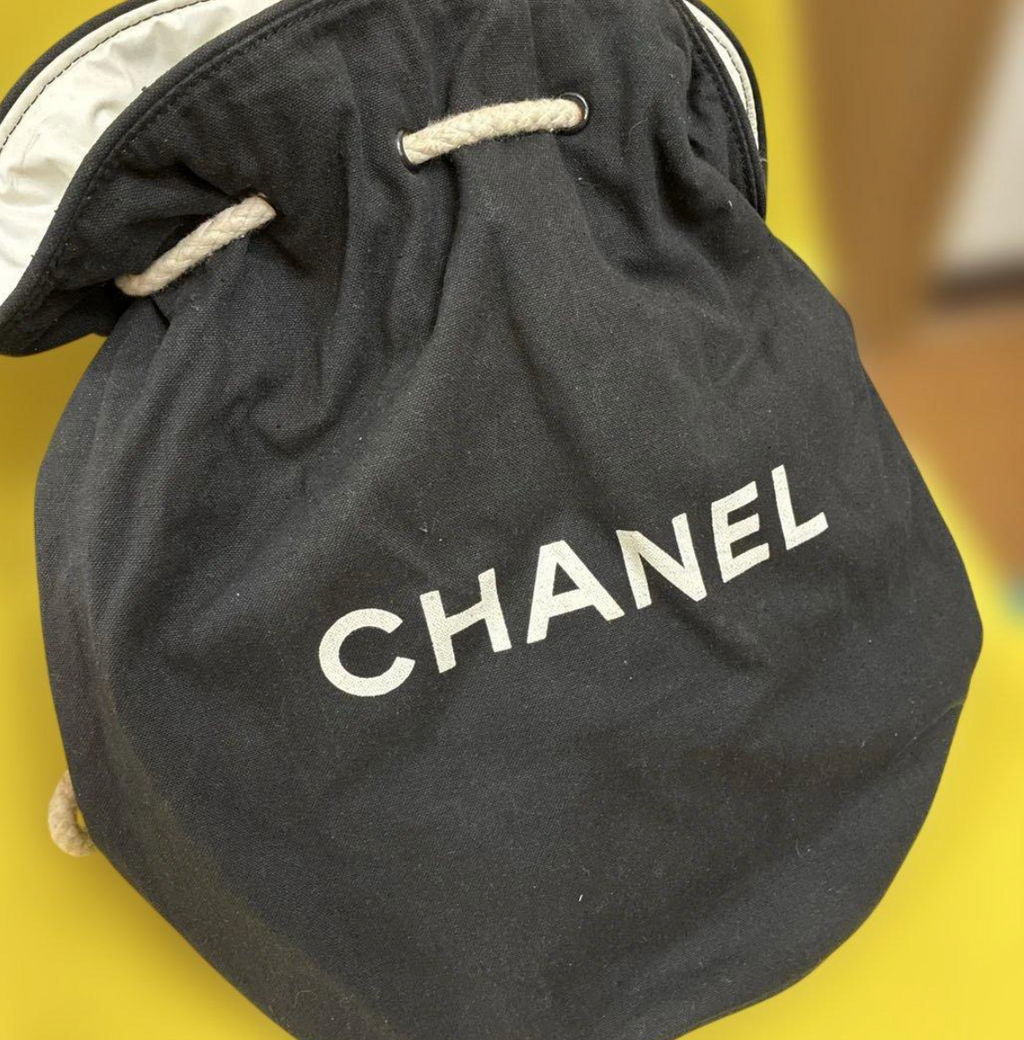 CHANEL – Sac Piscine Drawstring Canvas Noir