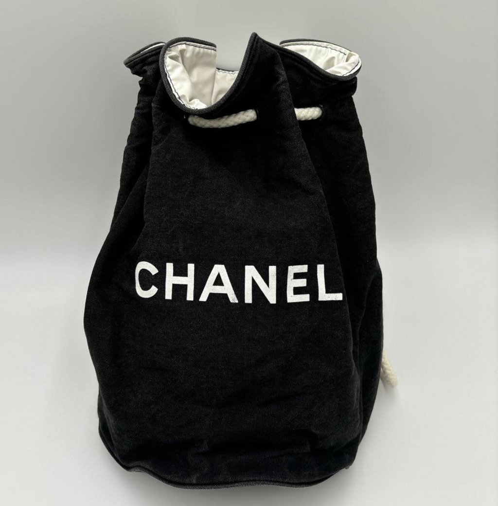 CHANEL – Sac Piscine Drawstring Canvas Noir